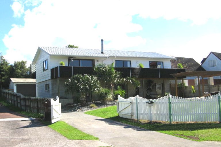 Photo of property in 1 Bosun Place, Te Atatu Peninsula, Auckland, 0610