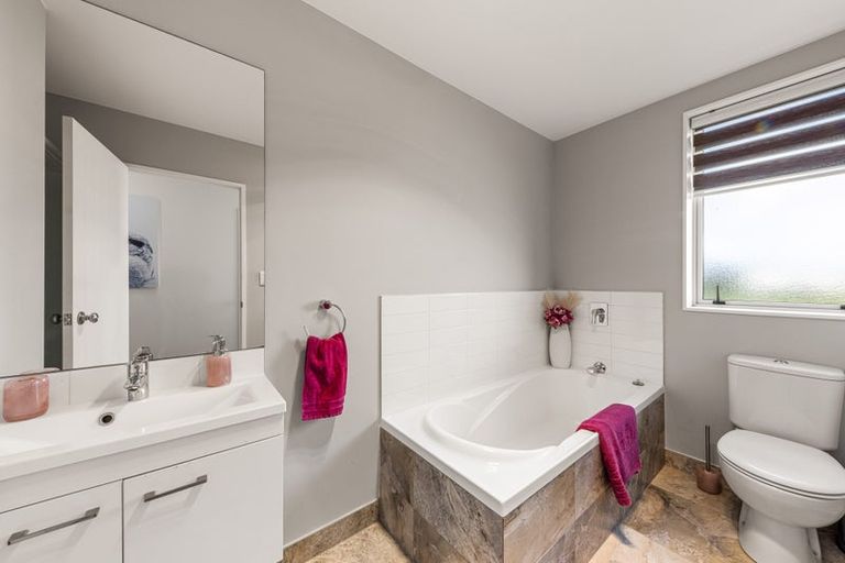 Photo of property in 114 Grand Drive, Orewa, 0931