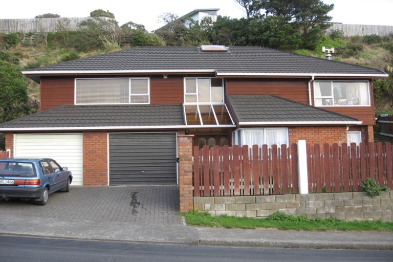 Photo of property in 3 Sloane Terrace, Newlands, Wellington, 6037