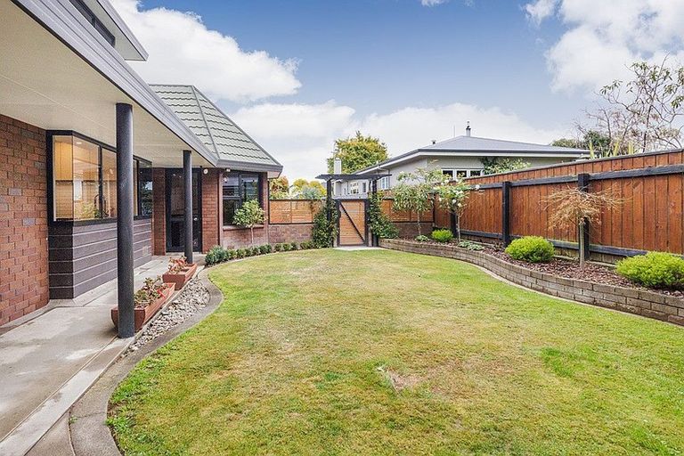 Photo of property in 15 Phoenix Avenue, Hokowhitu, Palmerston North, 4410