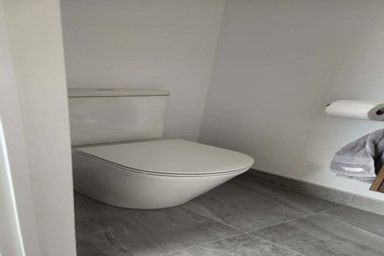 Photo of property in 2/19 Roberts Road, Glenfield, Auckland, 0629