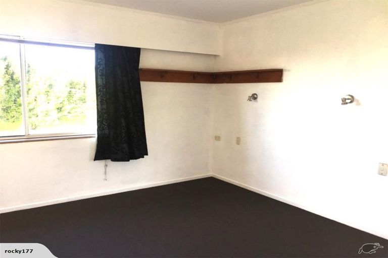 Photo of property in 627a Glenfield Road, Totara Vale, Auckland, 0629