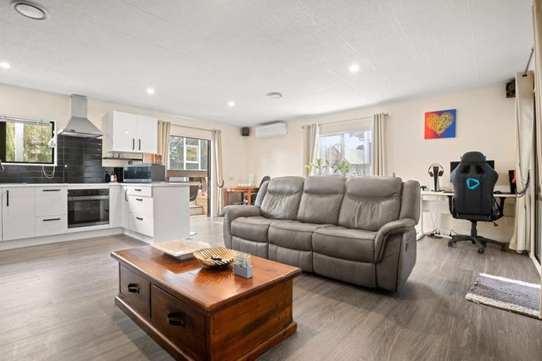 Photo of property in 2/6 Makora Road, Massey, Auckland, 0614