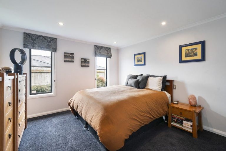 Photo of property in 9 Saint Heliers Grove, Fitzherbert, Palmerston North, 4410