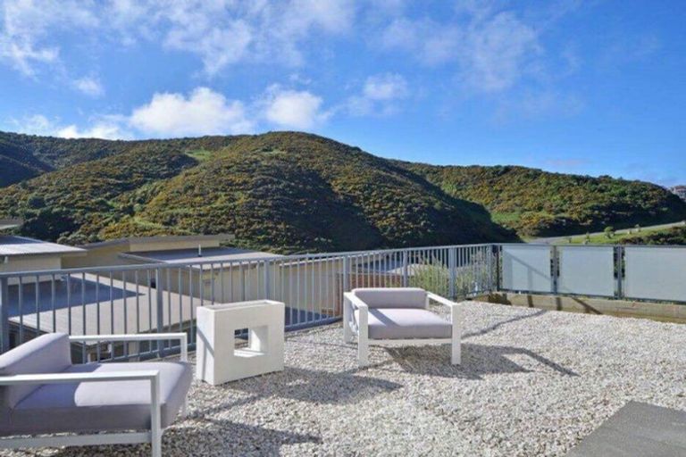 Photo of property in 9 Rarangi Way, Owhiro Bay, Wellington, 6023