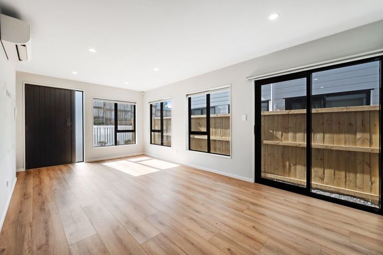 Photo of property in 43d Mirrabooka Avenue, Botany Downs, Auckland, 2010