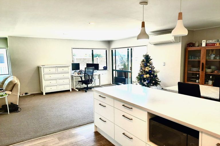 Photo of property in 216 Whangaparaoa Road, Red Beach, 0932