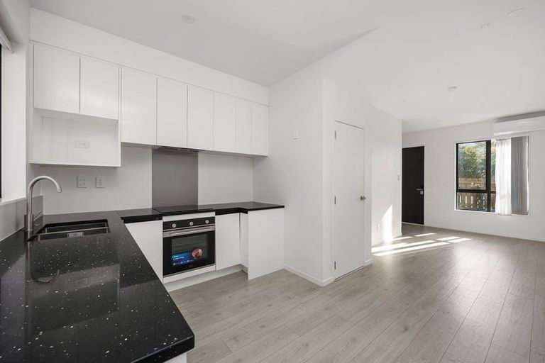 Photo of property in 2/3226 Great North Road, New Lynn, Auckland, 0600