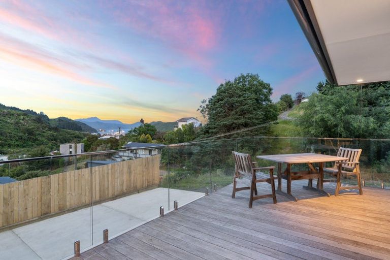 Photo of property in 6 West Terrace, Picton, 7220