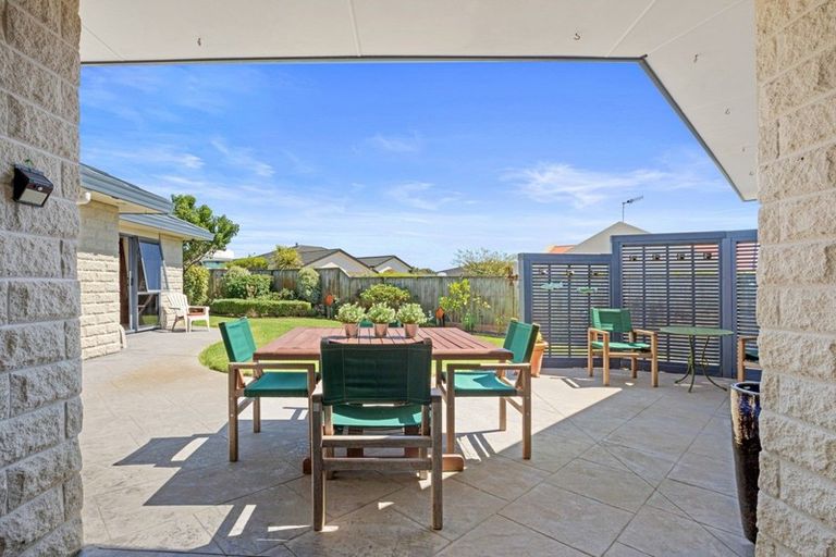 Photo of property in 10 Quadrant Heights, Paraparaumu, 5032