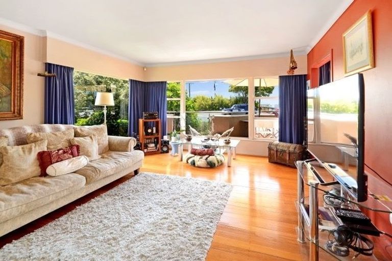 Photo of property in 1/556 East Coast Road, Windsor Park, Auckland, 0630