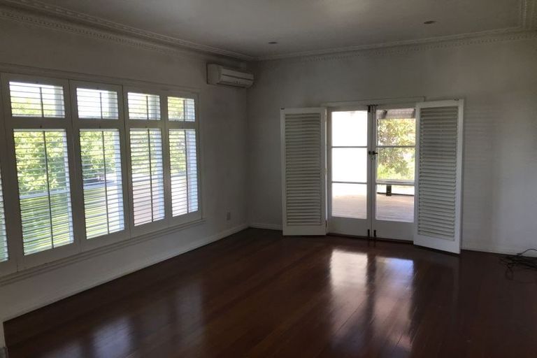 Photo of property in 8 Forrest Hill Road, Forrest Hill, Auckland, 0620