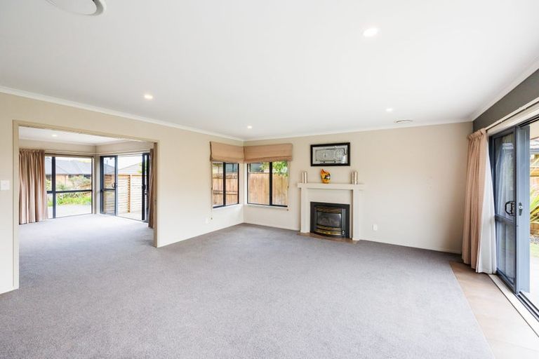 Photo of property in 12 Johnstone Drive, Fitzherbert, Palmerston North, 4410