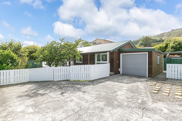 Photo of property in 21 Mexted Terrace, Tawa, Wellington, 5028