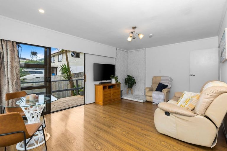 Photo of property in 2/120 Lynn Road, Bayview, Auckland, 0629