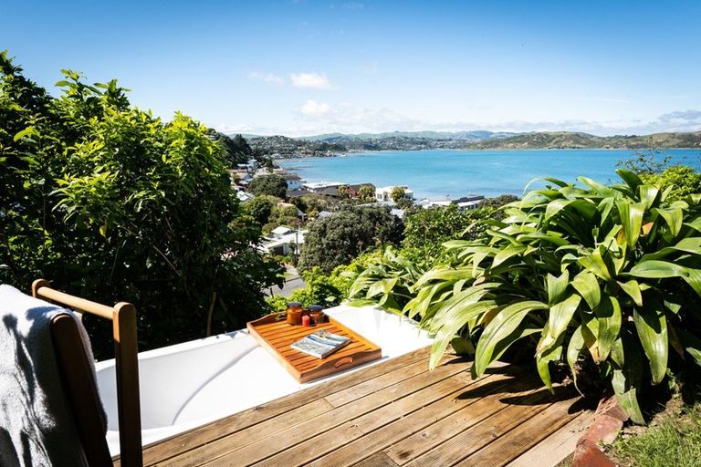 Photo of property in 6 Gordon Road, Plimmerton, Porirua, 5026