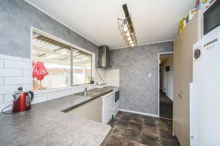 Photo of property in 18 Cumberland Place, Kelvin Grove, Palmerston North, 4414