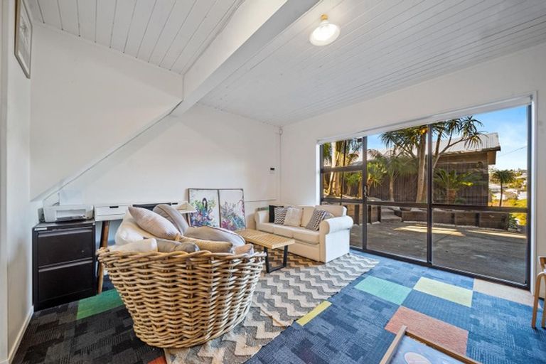 Photo of property in 2/31 Kiteroa Terrace, Rothesay Bay, Auckland, 0630