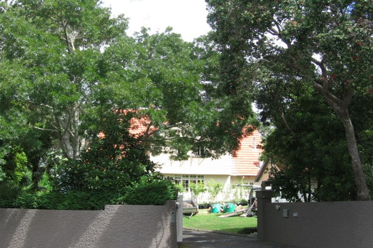 Photo of property in 11 Stanley Point Road, Stanley Point, Auckland, 0624