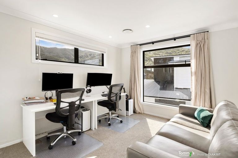 Photo of property in 15 Riroriro Close, Crofton Downs, Wellington, 6035