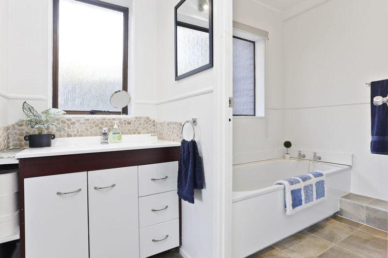 Photo of property in 2/5 Manaia Place, Mairangi Bay, Auckland, 0630