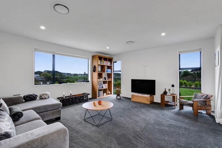 Photo of property in 8 Ponga Place, Highlands Park, New Plymouth, 4312