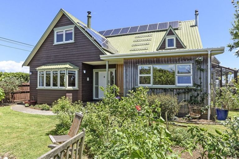 Photo of property in 4 Smith Road, Merrilands, New Plymouth, 4312