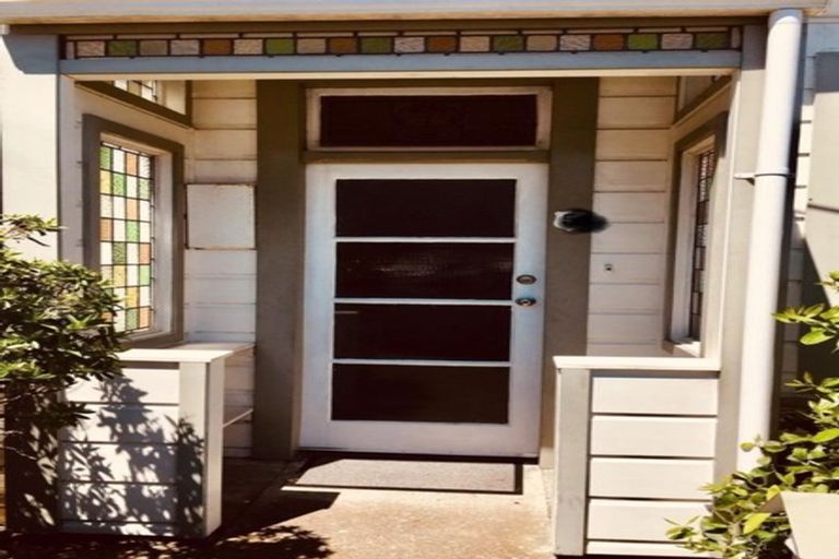 Photo of property in 5 Edinburgh Terrace, Berhampore, Wellington, 6023