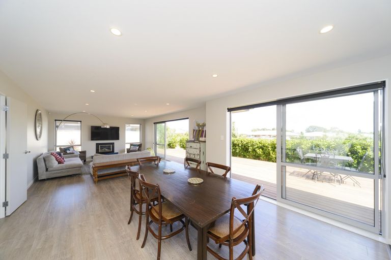 Photo of property in 140 Ruapehu Drive, Fitzherbert, Palmerston North, 4410