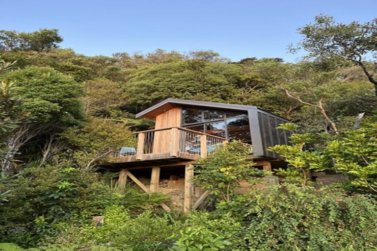 Photo of property in 21 Kaitawa Road, York Bay, Lower Hutt, 5013