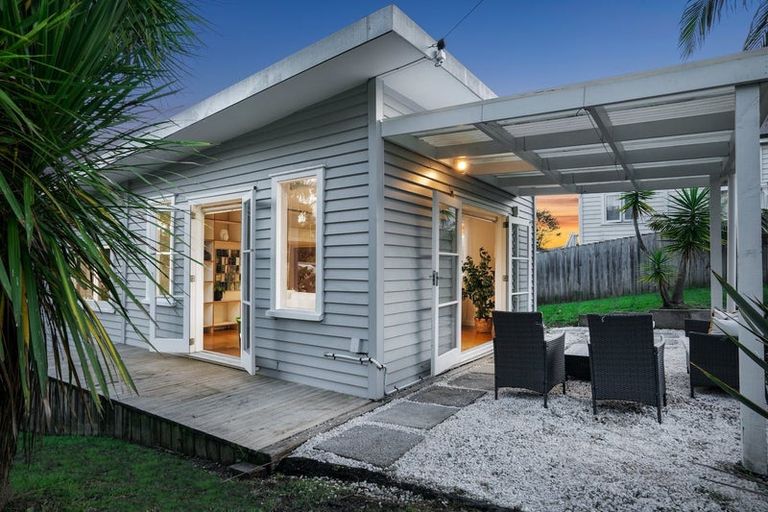 Photo of property in 14 Atkinson Road, Titirangi, Auckland, 0604