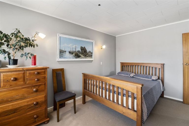 Photo of property in 355 Oxford Street, Levin, 5510