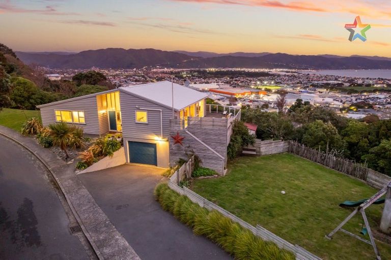 Photo of property in 10 Walnut Way, Maungaraki, Lower Hutt, 5010