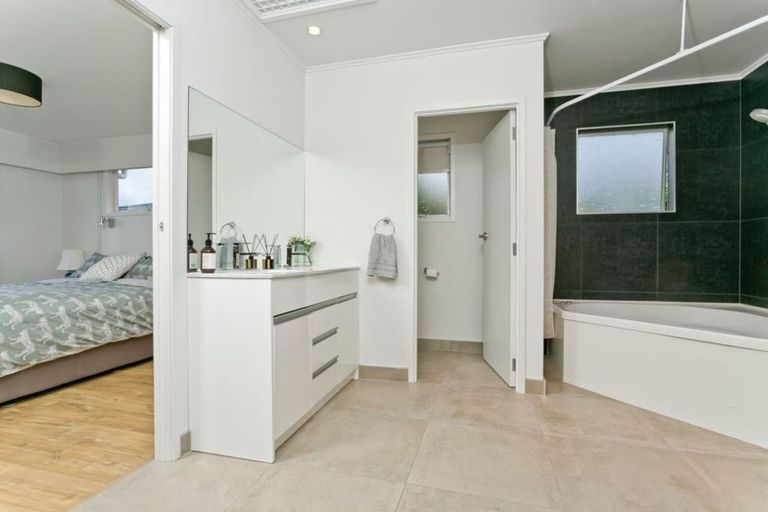 Photo of property in 2/33 Hyde Road, Rothesay Bay, Auckland, 0630