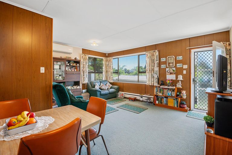 Photo of property in 2/124 Koutu Road, Kawaha Point, Rotorua, 3010