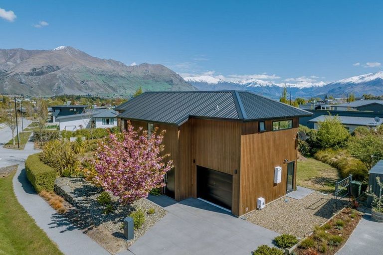 Photo of property in 9 Kirimoko Crescent, Wanaka, 9305