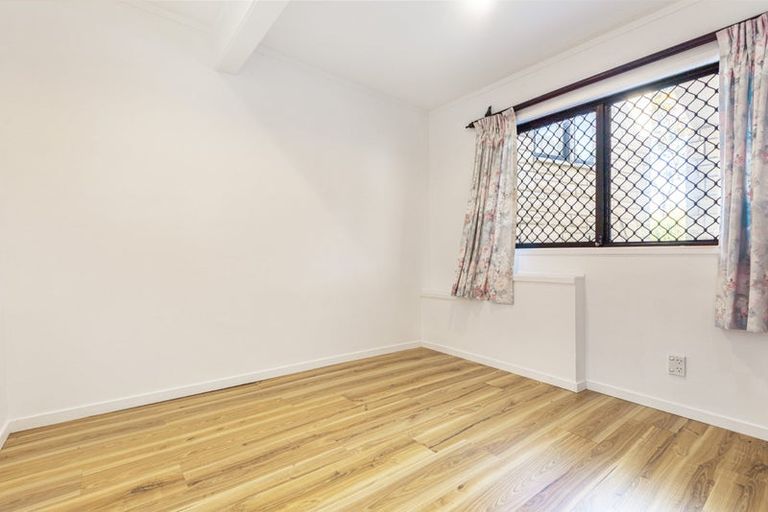 Photo of property in 102 Prince Regent Drive, Half Moon Bay, Auckland, 2012