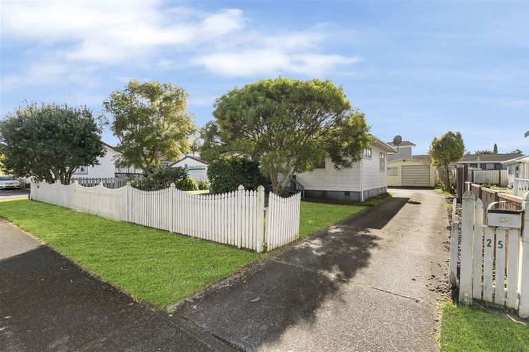 Photo of property in 25 Glennandrew Drive, Half Moon Bay, Auckland, 2012
