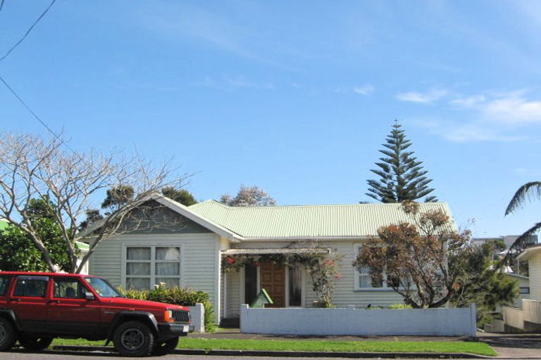 Photo of property in 8 Autere Street, Strandon, New Plymouth, 4312