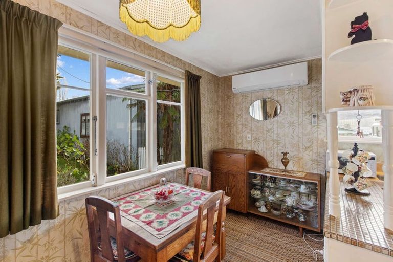 Photo of property in 34 Paraekaretu Street, Hunterville, 4730