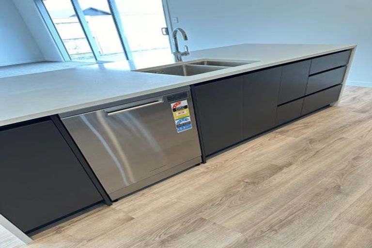 Photo of property in 32 Solitude Crescent, Kelvin Grove, 4414