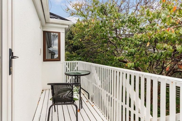 Photo of property in 4/163 Queens Drive, Lyall Bay, Wellington, 6022