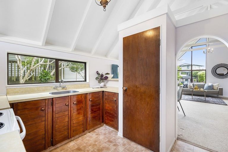 Photo of property in 84 Amapur Drive, Khandallah, Wellington, 6035