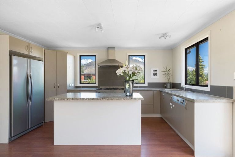 Photo of property in 7 Larch Court, Kelvin Heights, Queenstown, 9300