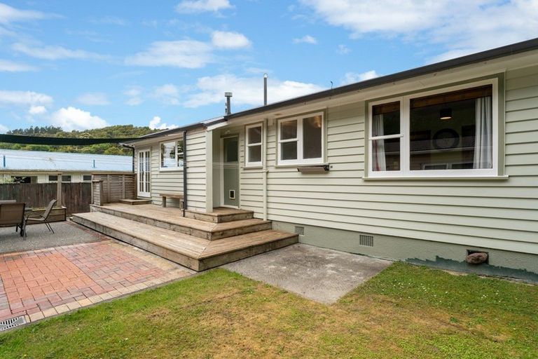 Photo of property in 14 Pinehaven Road, Pinehaven, Upper Hutt, 5019
