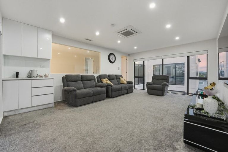 Photo of property in 7d Babich Road, Henderson Valley, Auckland, 0614