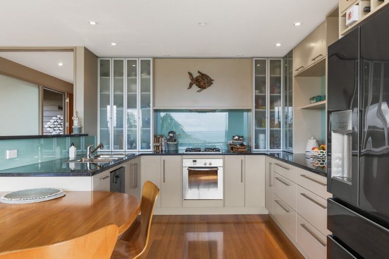 Photo of property in 12 Chelverton Terrace, Red Beach, 0932