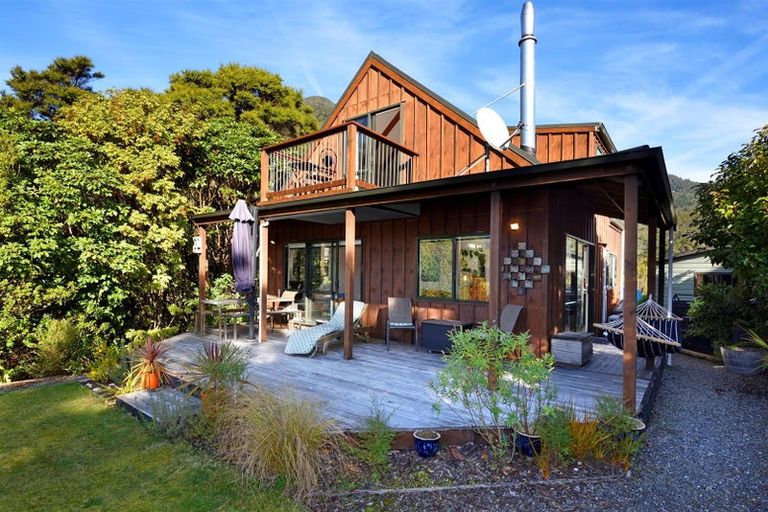 Photo of property in 5 Kaimiko Place, Okiwi Bay, 7193