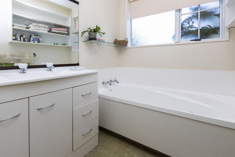 Photo of property in 5 Westgrove Avenue, Avonhead, Christchurch, 8042