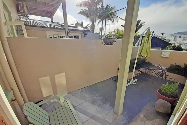 Photo of property in 2/24 Church Street, Devonport, Auckland, 0624